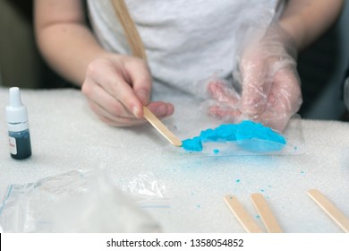 The Girl Makes Chemical Experience To Do Bath Bomb