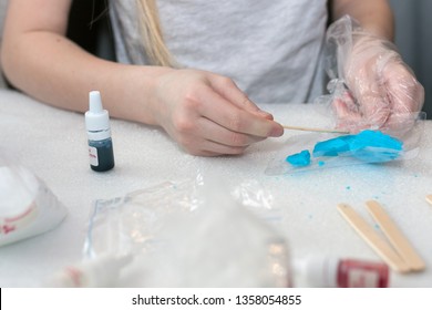 The Girl Makes Chemical Experience To Do Bath Bomb