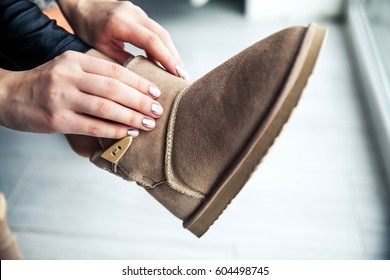 La chica con un bonito vestido gris de manicura botas de cerdo. Zapatos, moda, estilo, moderno