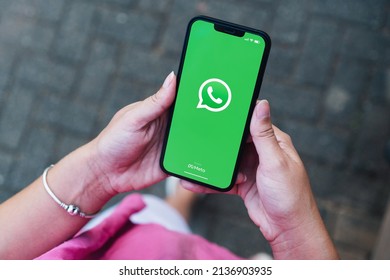 473 Whatsapp girl Images, Stock Photos & Vectors | Shutterstock