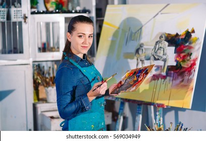 348,468 Person holding art Images, Stock Photos & Vectors | Shutterstock