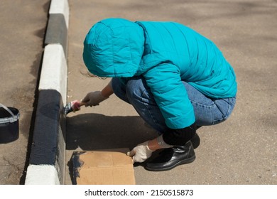 The Girl Paints The Border. Saturday Clean-up In Russia. Utilities Work. Application Of Paint To The Road Surface. Correctional Labor.