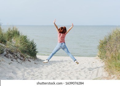 ジャンプ 後ろ姿 の画像 写真素材 ベクター画像 Shutterstock