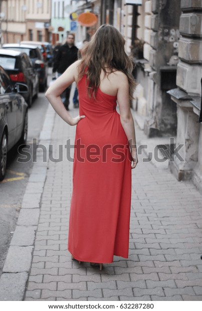 girl posing on the\
street