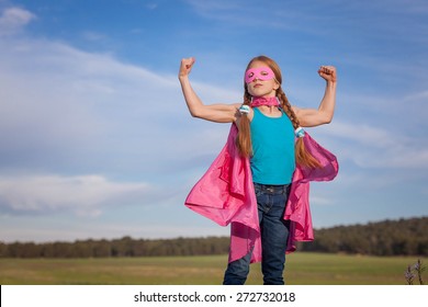 Mädchenleistung Superheldenvertrauen bei Kindern oder Kindern
