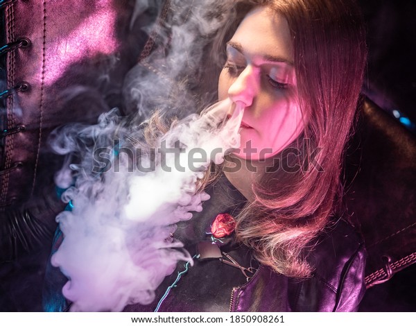女が鼻から煙を吐く 女がタバコの煙を吐く 煙は女の鼻から出る コンセプト 学生がタバコを吸う の写真素材 今すぐ編集