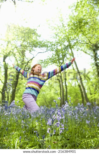 ブルーベルの花畑を走る少女 の写真素材 今すぐ編集