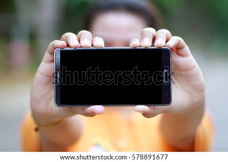 girl show blank screen of smart phone