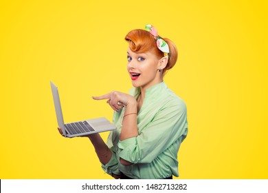 Mädchen, das Laptop zeigt. Nahaufnahme Rot-Kopf schöne junge Frau ziemlich aufgeregt, erstaunt lächelnd grüne Knopfgeist-Mädchen-Knopf-Hemd Zeigefinger auf PC Blick Kamera, Retro-Vintage 50er Jahre Frisur auf gelb
