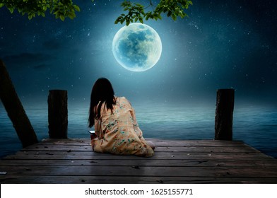 5,501 Girl looking moon Images, Stock Photos & Vectors | Shutterstock