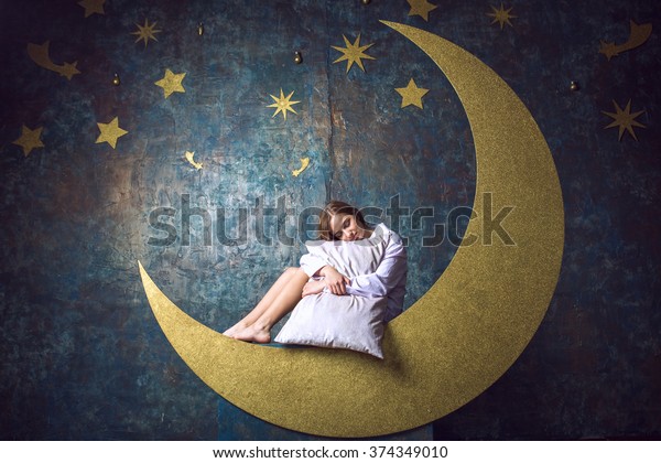 「月に枕を抱いて眠る少女」の写真素材（今すぐ編集） 374349010