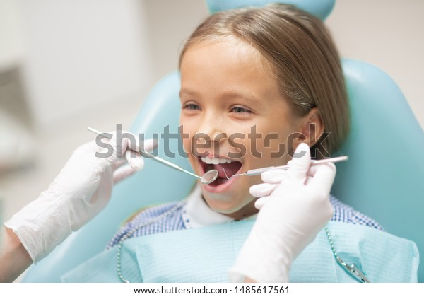 笑顔の女の子 週末に歯医者に行きながらにこにこ笑う かわいい黒髪の
