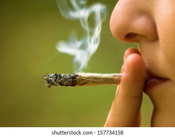 Картинки девушек курящих марихуаны екатеринбург город без наркотиков отзывы