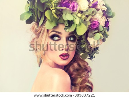 
Girl spring . Beautiful model with flower wreath on his head . Makeup smoky eyes . Summer girl with trendy makeup .