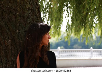 女性 横向き 歩き の画像 写真素材 ベクター画像 Shutterstock