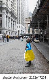 Girl statue in front of NYSE in New York during Ukraine protest May 4th 2022