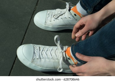 Girl tie white sneakers