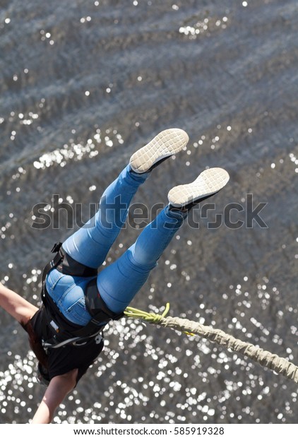 Girl tied\
a rope to jump off a bridge. Extreme\
sport