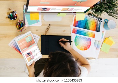 girl with tutorial website at design studio