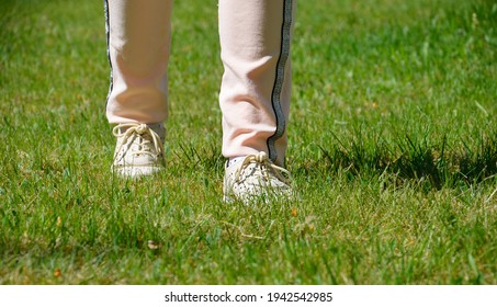 女性 横向き 歩き の写真素材 画像 写真 Shutterstock