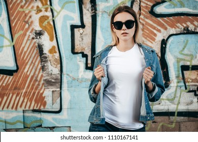 188,280 Girl wearing jacket Images, Stock Photos & Vectors | Shutterstock