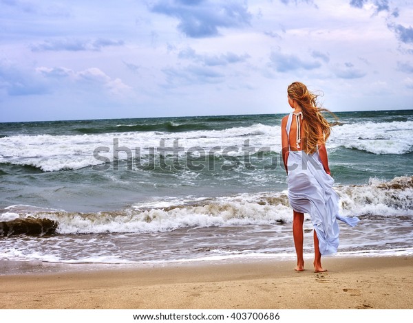 Girl White Dress On Beach Near Stockfoto (redigera nu