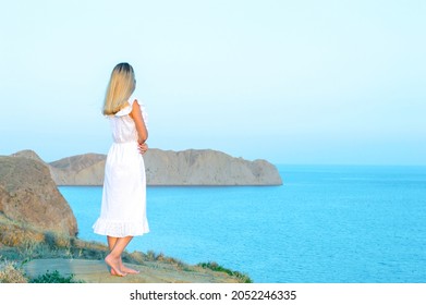 女性 海 後ろ姿 の画像 写真素材 ベクター画像 Shutterstock