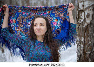 A girl in a winter forest in a Novoposadsky scarf. The girl walks through the winter forest.
Blue motley scarf. Blue Novoposadsky scarf