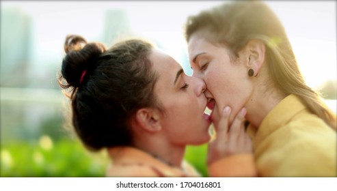 Lesbian Kiss Gallery