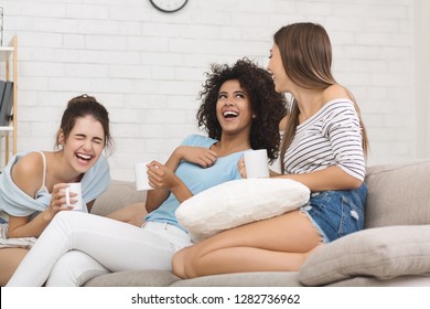 20,397 Friends laughing sofa Images, Stock Photos & Vectors | Shutterstock