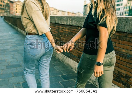 girls best friends holding