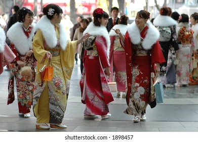 Girls In Kimono