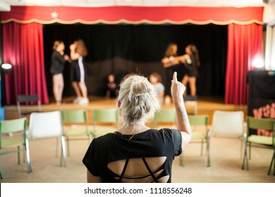 Girls Praising A Theater Class Before The Look Of Her Blonde Teacher On Her Back