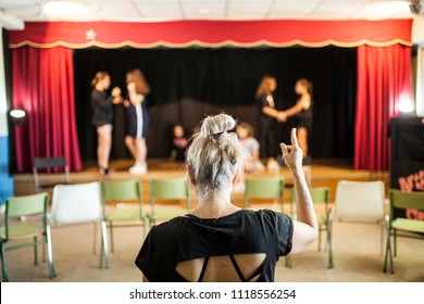 Girls Praising A Theater Class Before The Look Of Her Blonde Teacher On Her Back