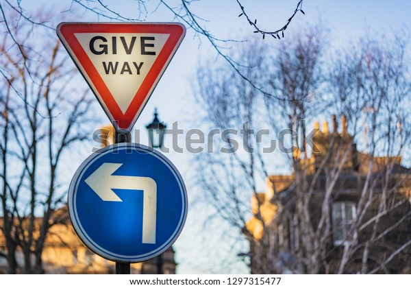 Give Way\
Sign