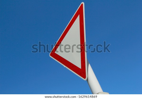 give way sign for\
cars