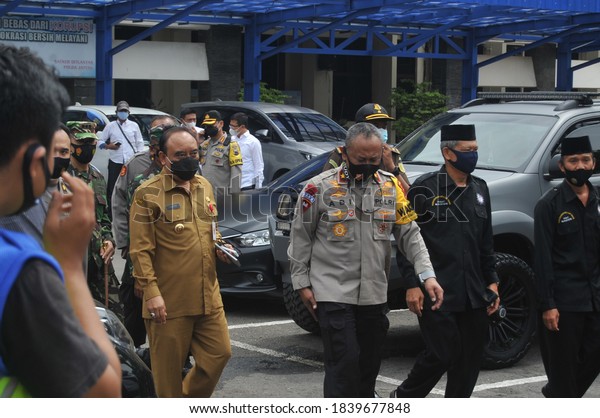 Giving a media vest for coverage of anarchism at the
Borobudur Police Headquarters in Central Java, (Monday, 19 October
2020). 