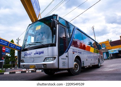 Giwangan, Tuesday, January 4, 2011. SinarJaya Long-distance Buses Cross The Road To Enter The Giwangan Terminal.