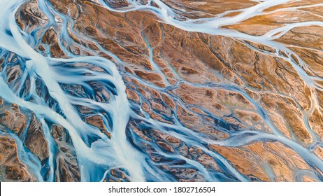 Ríos glaciales de arriba. Fotografía aérea de los arroyos fluviales de los glaciares islandeses. Hermoso arte de la Madre Naturaleza creado en Islandia. Fondo de escritorio fotografía de alta calidad