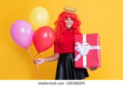 Glad Kid In Crown With Present Box And Party Balloon On Yellow Background