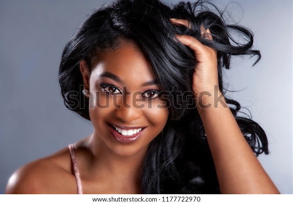 魅力的なアフリカ系アメリカ人の美容モデル の写真素材 今すぐ編集