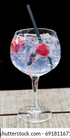 Glas Gin Tonic With Raspberry And Blueberry