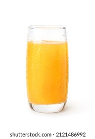 Vidrio de zumo de naranja fresco con gotitas de agua aisladas en fondo blanco.