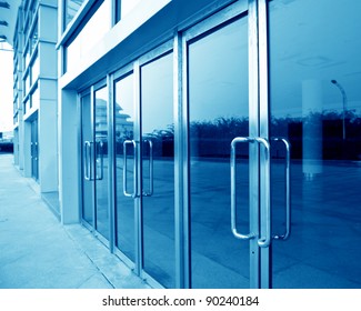 Glastür des Bürogebäudes.