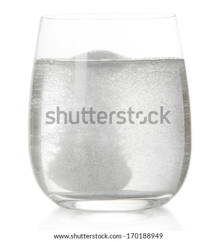 Glass with efervescent tablet in water with bubbles isolated on white Imagine de stoc © 