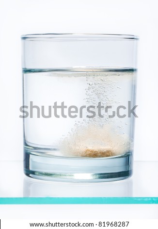 glass with efervescent tablet in water with bubbles Imagine de stoc © 