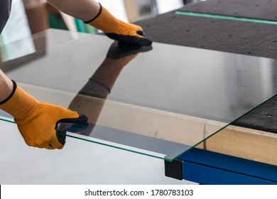 Glass factory, Glazier lifting that table glass