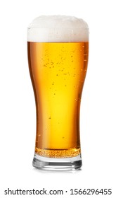 Vidrio de cerveza fresca sobre fondo blanco