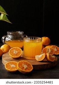 zumo de naranja natural y naranjas como fondo