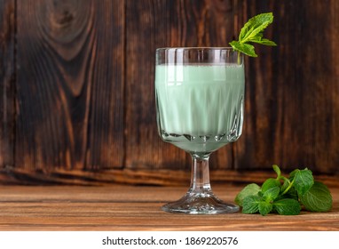 Grasshopper-Cocktail-Glas mit Minze und geriebener Schokolade